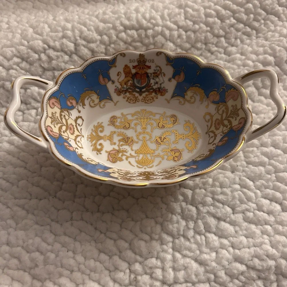 Queen Elizabeth ll Bone China Basket 2002 Golden Jubilee Royal Collection